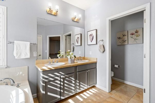 Bathroom, Dual Sink Vanities, Interior