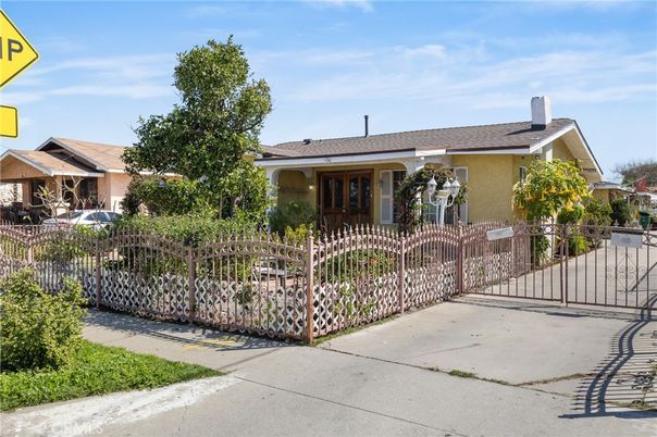 Exterior, Facade, Ranch