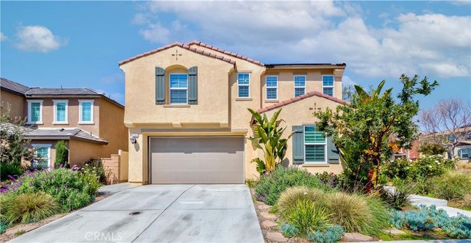 Attached, Exterior, Facade, Mediterranean