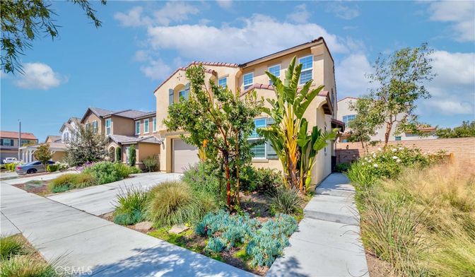 Attached, Exterior, Facade, Mediterranean