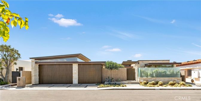 Attached, Exterior, Facade, Modern