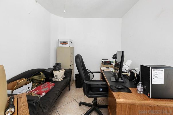 Home Office, Interior