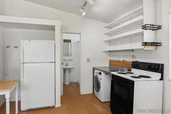 Interior, Washer, Wood Texture Flooring