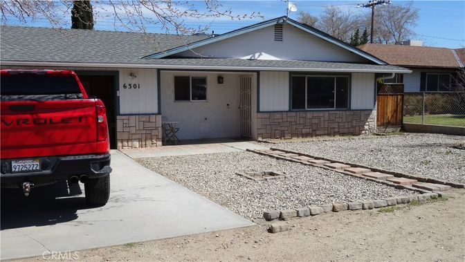Exterior, Facade, Ranch