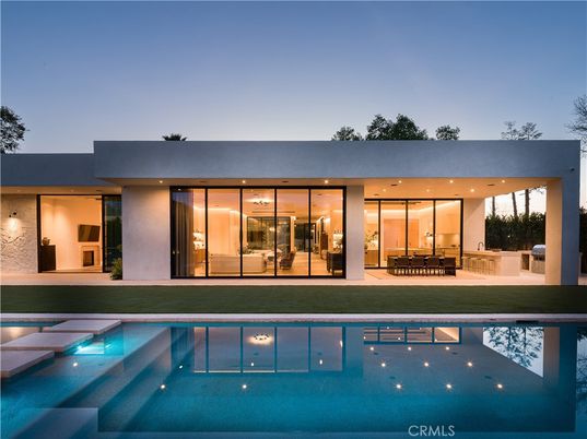 Exterior, Facade, Pool, Modern