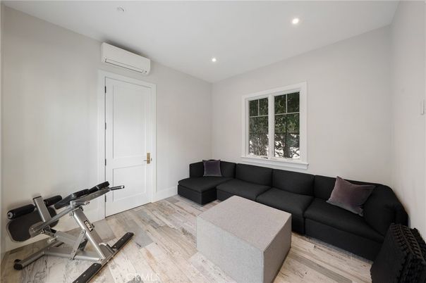 Fitness Equipment, Interior, Living room, Recessed Lighting, Wood Texture Flooring