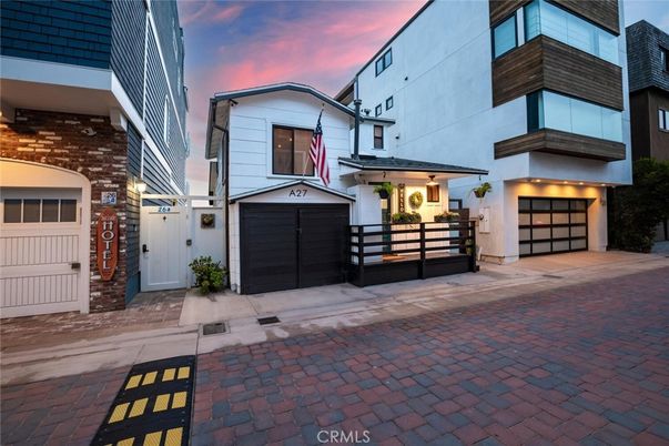 Attached, Exterior, Facade, Brick Facade, Modern