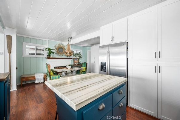 Chandelier, Dining room, Interior, Kitchen, Stainless Steel Appliances, Wood Texture Flooring