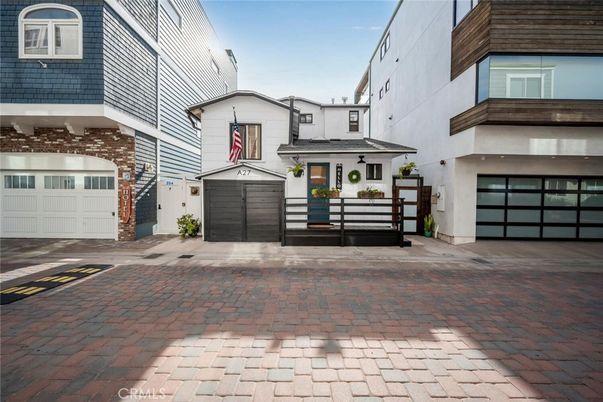 Attached, Exterior, Facade, Rowhouse
