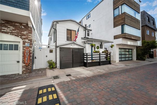 Attached, Exterior, Facade, Brick Facade, Rowhouse