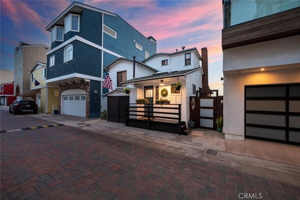 Attached, Exterior, Facade, Rowhouse