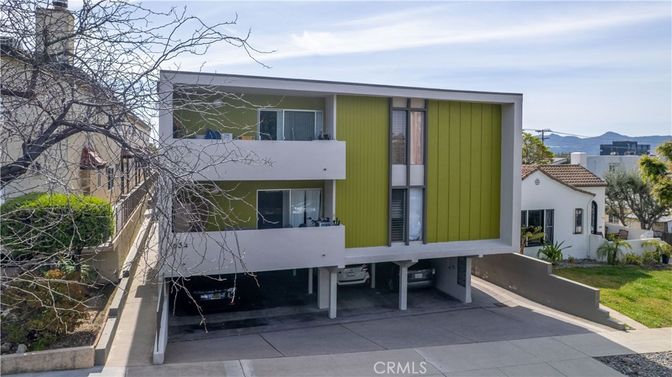 Exterior, Facade, Modern