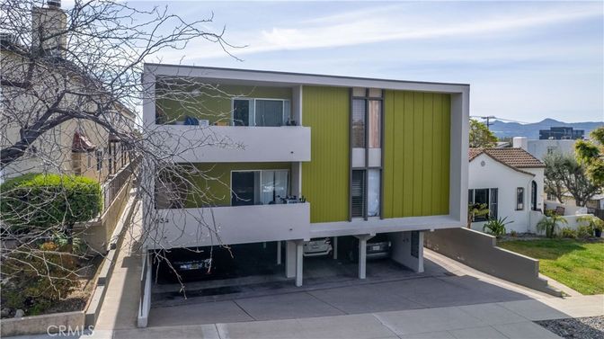 Exterior, Facade, Modern