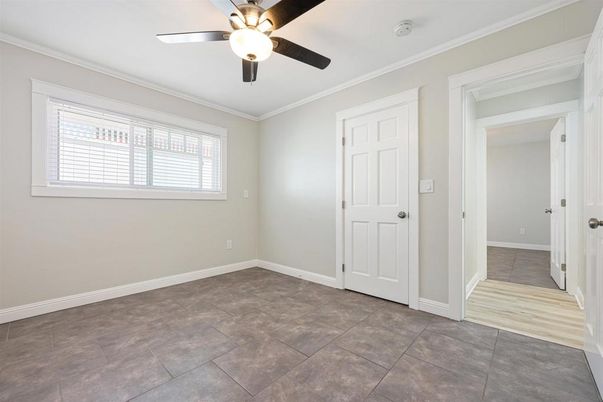 Empty room, Interior