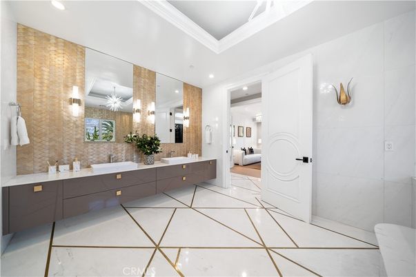 Bathroom, Dual Sink Vanities, Interior, Recessed Lighting