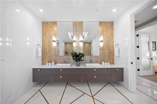 Bathroom, Dual Sink Vanities, Interior, Recessed Lighting