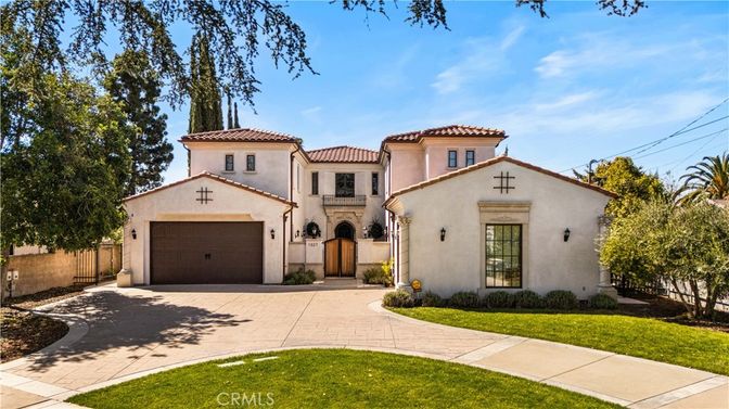 Attached, Exterior, Facade, Mediterranean