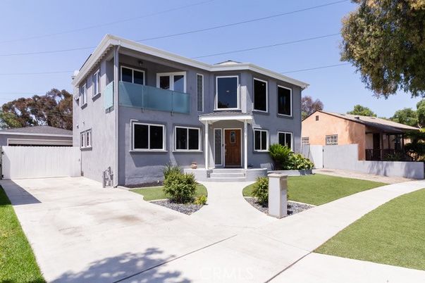 Exterior, Facade, Modern