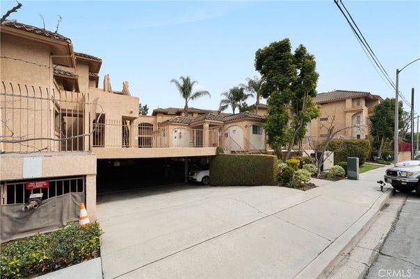 Attached, Exterior, Facade, Mediterranean
