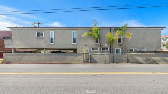 Exterior, Facade, Raised Ranch