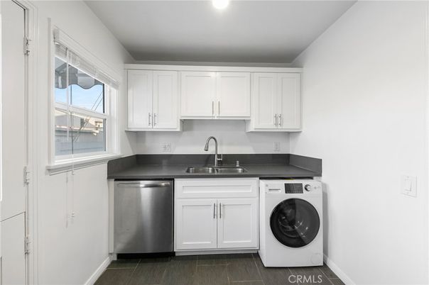 Interior, Recessed Lighting, Washer, Wood Texture Flooring