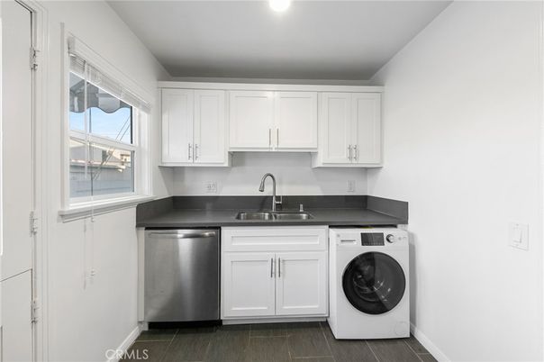 Interior, Recessed Lighting, Washer, Wood Texture Flooring