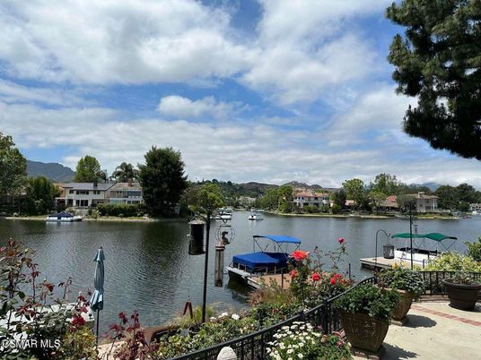 Exterior, Lake