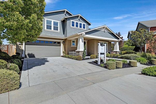Attached, Exterior, Facade, American Craftsman