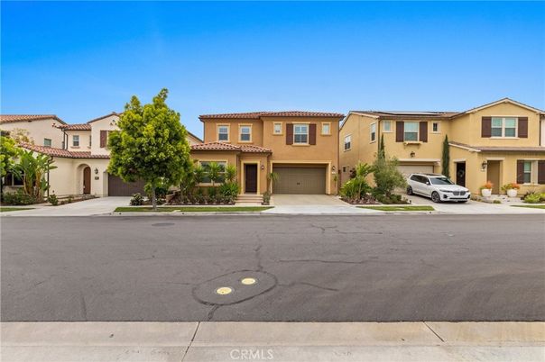 Attached, Exterior, Facade, Mediterranean