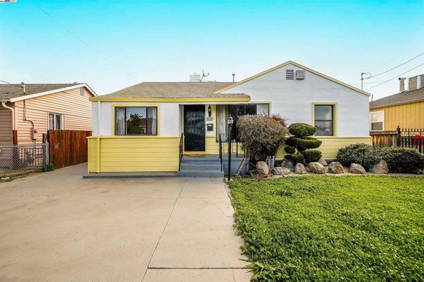 Backyard, Exterior, Facade, Ranch