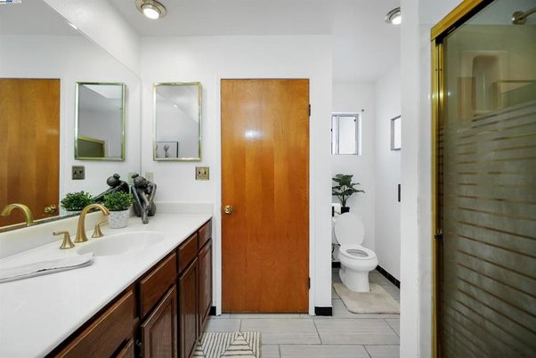 Bathroom, Dual Sink Vanities, Interior, Recessed Lighting