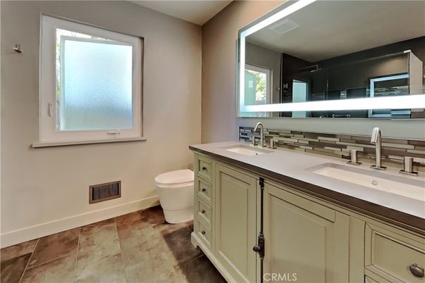 Bathroom, Dual Sink Vanities, Interior