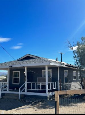 Exterior, Facade, Raised Ranch