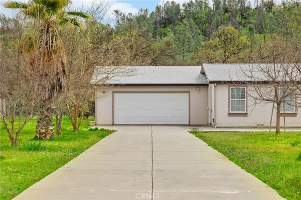 Attached, Exterior, Facade, Ranch