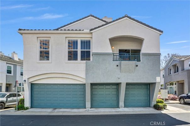 Attached, Exterior, Facade, Mediterranean