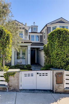 Attached, Exterior, Facade, Rowhouse