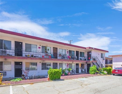 Exterior, Facade, Rowhouse