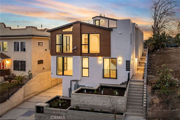 Exterior, Facade, Modern