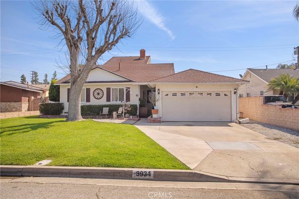 Attached, Exterior, Facade, Ranch