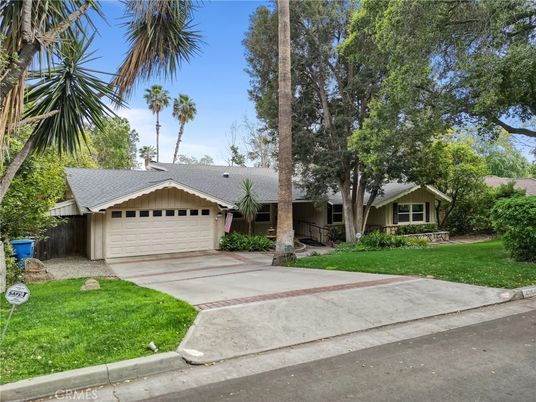 Attached, Exterior, Facade, Ranch