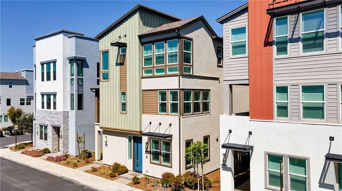 Exterior, Facade, Rowhouse