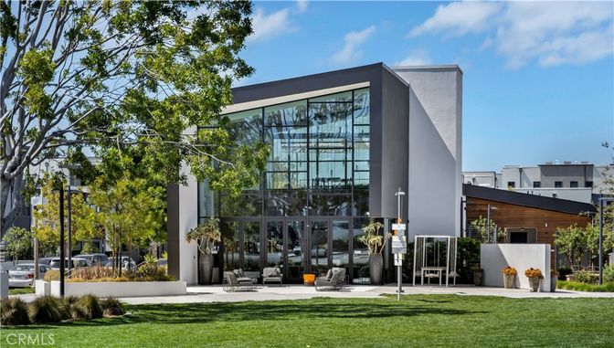 Backyard, Exterior, Facade, Modern