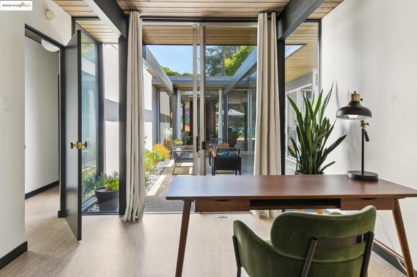 Home Office, Interior