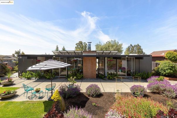 Exterior, Pool, Solar Panels