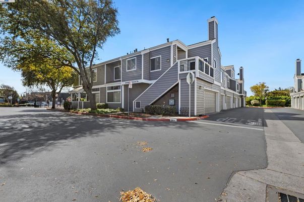 Attached, Exterior, Facade, Rowhouse