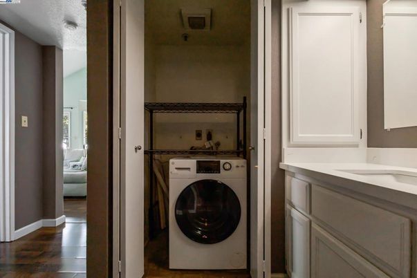 Interior, Utility Closets, Washer, Wood Texture Flooring