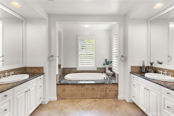 Bathroom, Dual Sink Vanities, Interior, Recessed Lighting