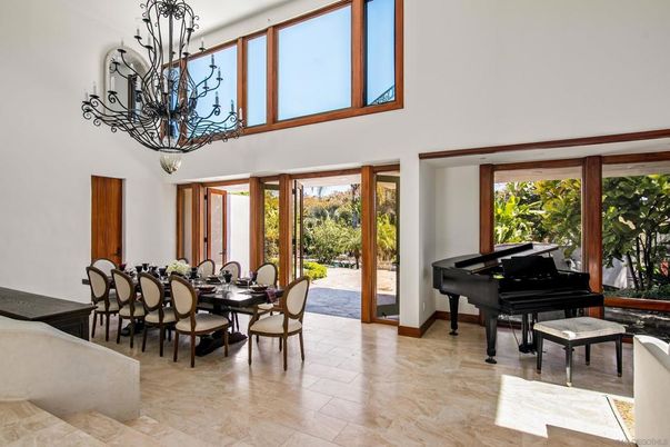 Chandelier, Dining room, Interior, Piano