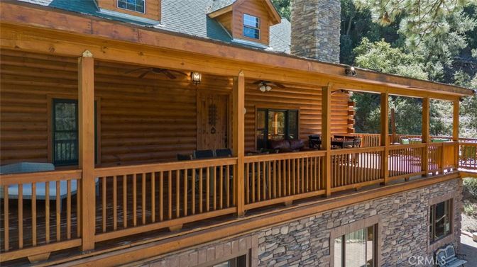 Exterior, Facade, Log Home