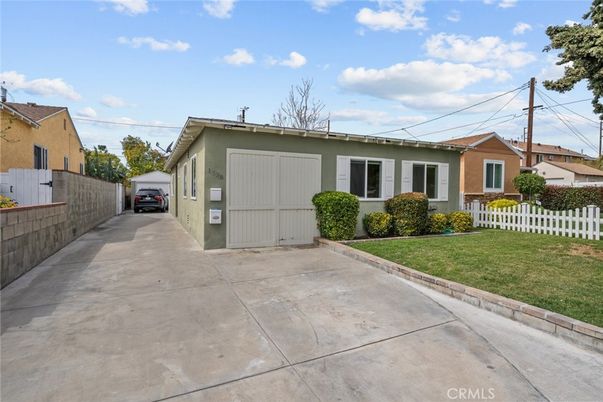 Exterior, Facade, Ranch